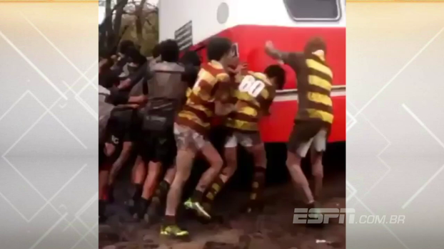 Equipes juniores de Rugby se unem em um 'scrum' inusitado: para 'desatolar' uma van Equipes juniores de Rugby se unem em um 'scrum' inusitado: para 'desatolar' uma van