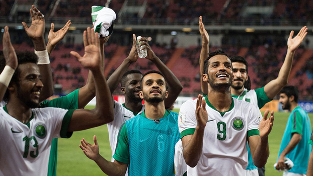 Arábia Saudita vence Japão, se classifica para Copa e jogadores comemoram como título Assista aos lances da vitória da Arábia Saudita sobre o Japão por 1 a 0!