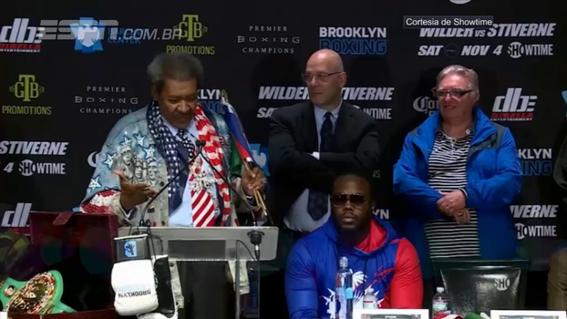 Empresário fanfarrão de Mike Tyson e Ali dá show em coletiva e até canta; assista! Empresário fanfarrão de Mike Tyson e Ali dá show em coletiva e até canta; assista!