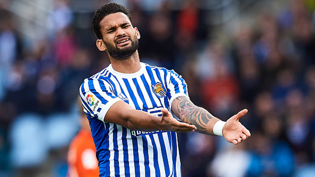 Em cinco minutos, Willian José foi de quase fazer um golaço a cometer um pênalti patético Em cinco minutos, Willian José foi de quase fazer um golaço a cometer um pênalti patético