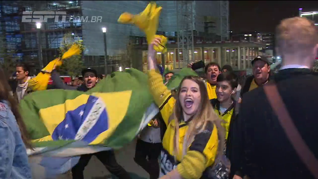 Torcida brasileira faz festa única no jogo da seleção na Inglaterra Torcida brasileira faz festa única no jogo da seleção na Inglaterra