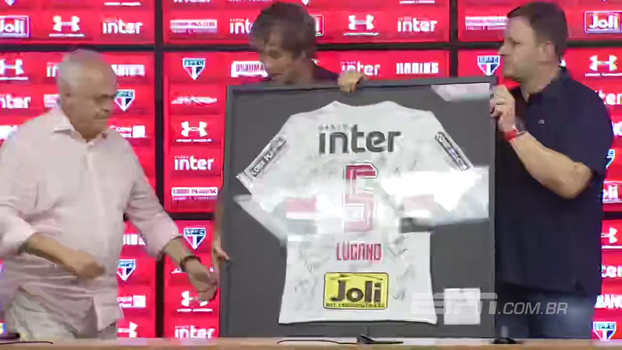 Veja a homenagem de Leco à Lugano, incluindo entrega de camisa histórica Veja a homenagem de Leco à Lugano, incluindo entrega de camisa histórica