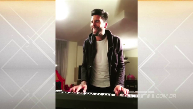 Argentino do Chievo Verona toca piano e canta em homenagem a gol histórico de Maradona Argentino do Chievo Verona toca piano e canta em homenagem a gol histórico de Maradona