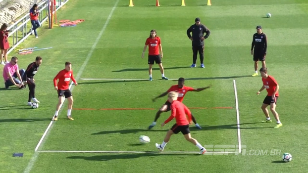Veja a intensidade do treino em 'mini quadra de tênis' do Atlético de Madrid Veja a intensidade do treino em 'mini quadra de tênis' do Atlético de Madrid