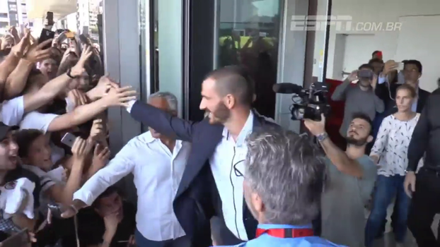 Bonucci chega ao Milan e é recebido com estrondosa festa; veja Bonucci chega ao Milan e é recebido com estrondosa festa; veja