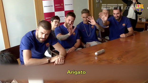 Messi e Neymar conversam com jovem fã japonês e dão dicas ao garoto Messi e Neymar conversam com jovem fã japonês e dão dicas ao garoto