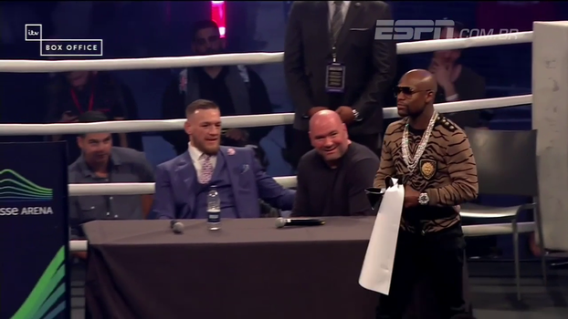 Mayweather e McGregor brincam de gato e rato em Wembley lotado; veja Mayweather e McGregor brincam de gato e rato em Wembley lotado; veja