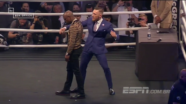 McGregor tira onda do calmo Mayweather durante evento em Londres; veja McGregor tira onda do calmo Mayweather durante evento em Londres; veja