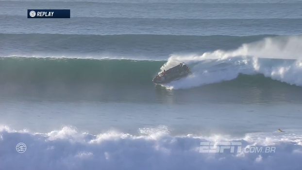 Animados com etapa do Mundial de Surfe, até barco pega onda em Jeffreys Bay Animados com etapa do Mundial de Surfe, até barco pega onda em Jeffreys Bay
