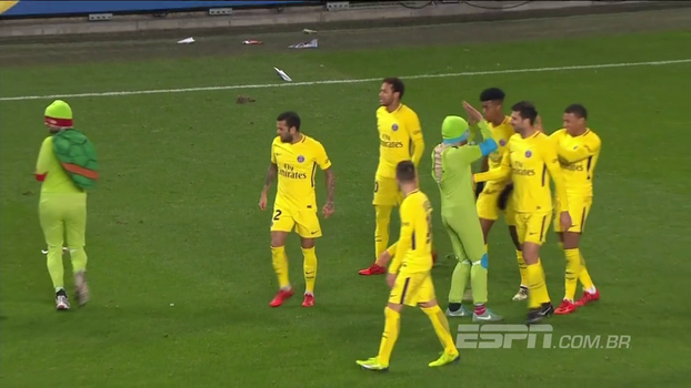 Torcedores do PSG vestidos de Tartarugas Ninjas invadem campo para comemorar gol com Mbappé Torcedores do PSG vestidos de Tartarugas Ninjas invadem campo para comemorar gol com Mbappé