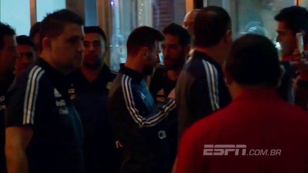 Seleção da Argentina desembarca no Equador, Messi é 'assediado' e distribui autógrafos Seleção da Argentina desembarca no Equador, Messi é 'assediado' e distribui autógrafos