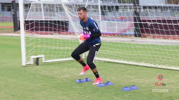 Flamengo divulga vídeo com Diego Alves já treinando com a camisa do clube Flamengo divulga vídeo com Diego Alves já treinando com a camisa do clube