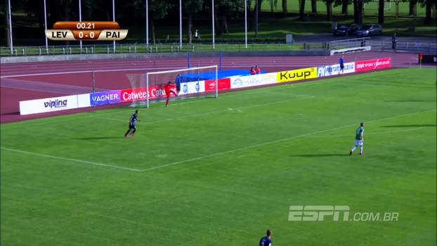 Jogador erra passe para goleiro e faz gol contra bizarro Jogador erra passe para goleiro e faz gol contra bizarro