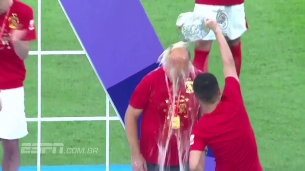 Derrotado por time de Cannavaro, Guangzhou levanta a taça de campeão chinês, e Felipão leva banho de cerveja Derrotado por time de Cannavaro, Guangzhou levanta a taça de campeão chinês, e Felipão leva banho de cerveja