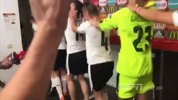 Time feminino da Áustria comemora vitória nos pênaltis com dança na zona mista Time feminino da Áustria comemora vitória nos pênaltis com dança na zona mista