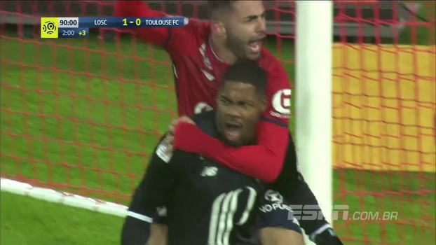Goleiro pega pênalti no final, Lille vence Toulouse com dupla de Thiagos titular e respira na França Goleiro pega pênalti no final, Lille vence Toulouse com dupla de Thiagos titular e respira na França