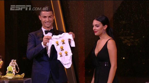 Cristiano Ronaldo ganha a Bola de Ouro pela 5ª vez na carreira; veja a cerimônia Cristiano Ronaldo ganha a Bola de Ouro pela 5ª vez na carreira; veja a cerimônia