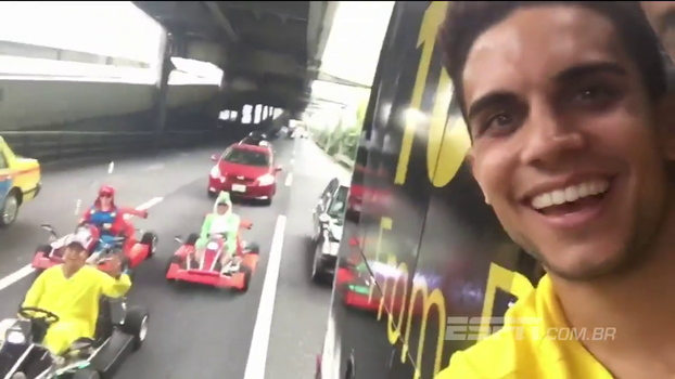 Marc Bartra é o cara na pré-temporada do Dortmund; canta 'Despacito' e registra cosplay de Mario Kart na rua Marc Bartra é o cara na pré-temporada do Dortmund; canta 'Despacito' e registra cosplay de Mario Kart na rua