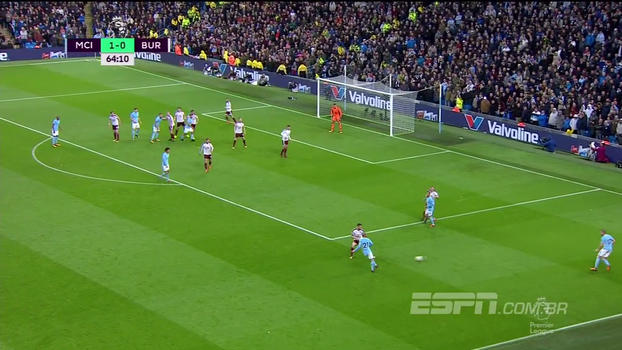 Tempo real: De Bruyne cruza bola na segunda trave e Tarkowski salva Tempo real: De Bruyne cruza bola na segunda trave e Tarkowski salva