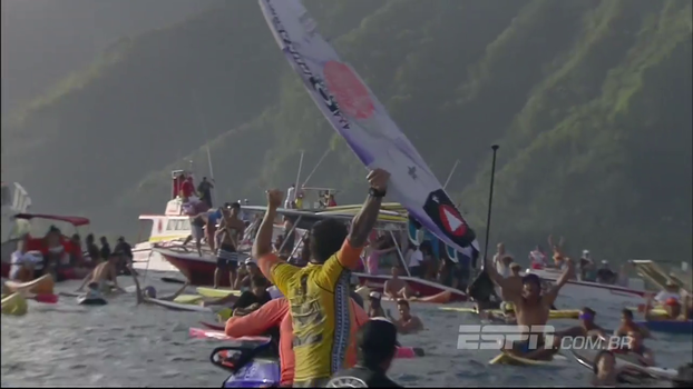 Em 2014, Gabriel Medina venceu Kelly Slater em uma final no Taiti; relembre Gabriel Medina foi campeão em Teahupoo, em 2014; relembre