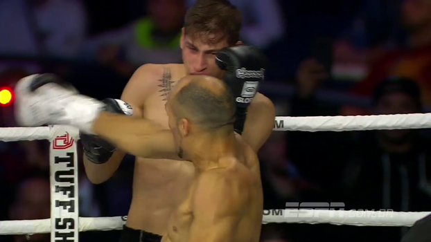 No kickboxing, lutador dá soco giratório sensacional e derruba adversário; veja No kickboxing, lutador dá soco giratório sensacional e derruba adversário; veja