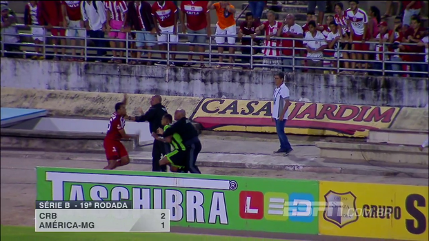 Após expulsão, jogadores de CRB e América-MG trocam agressões fora de campo e são contidos por seguranças Após expulsão, jogadores de CRB e América-MG trocam agressões fora de campo e são contidos por seguranças