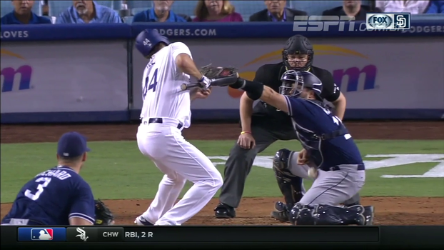 Que azar! Jogador da MLB leva bolada no pescoço mas segue no jogo Que azar! Jogador da MLB leva bolada no pescoço mas segue no jogo