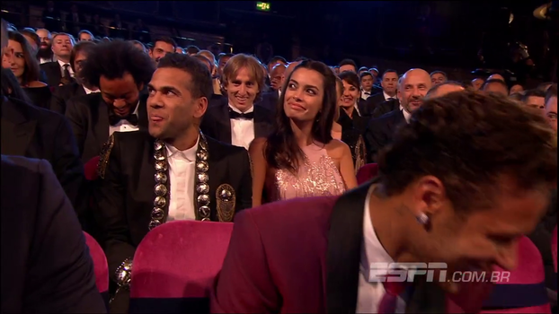 Parecendo um toureiro, Daniel Alves revela quanto tempo demorou para se arrumar e faz Neymar rir Parecendo um toureiro, Daniel Alves revela quanto tempo demorou para se arrumar e faz Neymar rir