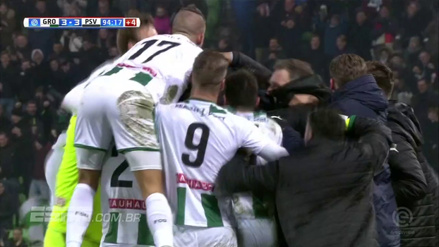 Líder do Holandês, PSV abre vantagem, mas leva gol no último minuto e tropeça contra o Groningen Assista aos gols do empate entre Groningen e PSV Eindhoven em 3 a 3!