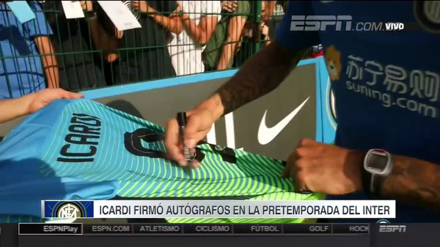 Mauro Icardi dá autógrafos durante pré-temporada da Internazionale Mauro Icardi dá autógrafos durante pré-temporada da Internazionale