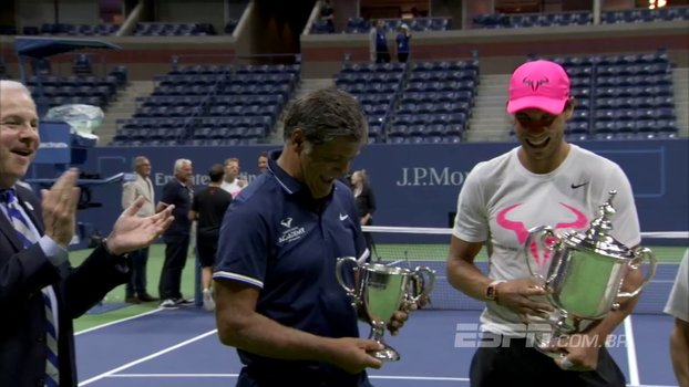 No último Grand Slam de ‘tio Toni’, Nadal presenteia seu treinador com troféu no US Open No último Grand Slam de ‘tio Toni’, Nadal presenteia seu treinador com troféu no US Open