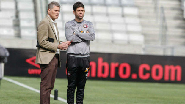 Autuori conversa com o treinador Fabiano Soares. Ambos deixam o Furacão no fim desta temporada Autuori conversa com o treinador Fabiano Soares. Ambos deixam o Furacão no fim desta temporada