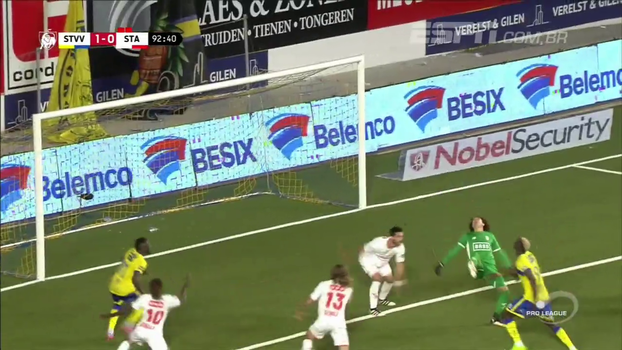 Ochoa se atrapalha com companheiro, e Standard de Liège perde para o Sint-Truidense Ochoa se atrapalha com companheiro, e Standard de Liège perde para o Sint-Truidense
