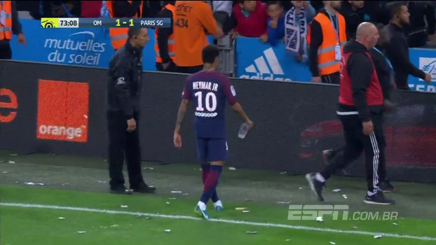Clima de Libertadores: em clássico francês, torcedores jogam copo, camisa e até sanduíche em Neymar Clima de Libertadores: em clássico francês, torcedores jogam copo, camisa e até sanduíche em Neymar