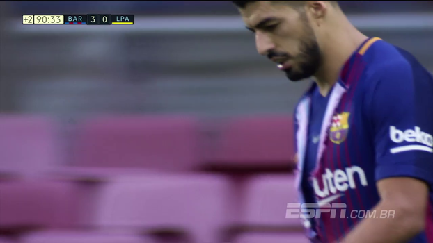 Quando a fase não é boa: Suárez imita Hulk e rasga a própria camisa depois de perder gol cara a cara Quando a fase não é boa: Suárez imita Hulk e rasga a própria camisa depois de perder gol cara a cara