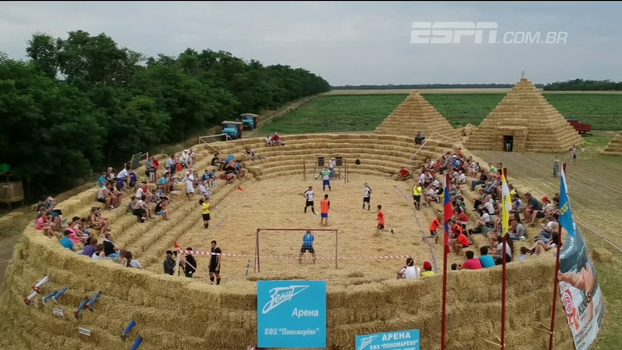Vilarejo na Rússia constrói mini-arena de palha em homenagem à Copa do Mundo Vilarejo na Rússia constrói mini-arena de palha em homenagem à Copa do Mundo