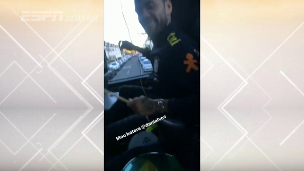 Thiago Silva curte sertanejo com 'baterista oficial da seleção': Daniel Alves Thiago Silva curte sertanejo com 'baterista oficial da seleção': Daniel Alves