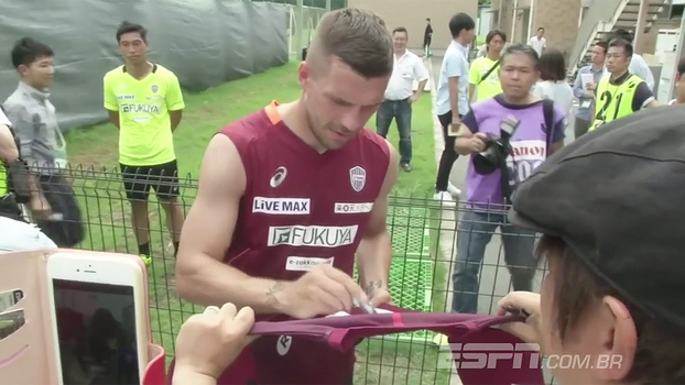 Podolski já treina com novo clube e distribui autógrafos no Japão 4916874_WEB TREINOPODOLSKIOK 070717.mp4