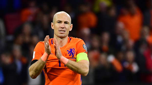 Despedida da seleção: Robben se mata em campo, faz dois e recebe reverências da torcida holandesa Despedida da seleção: Robben se mata em campo, faz dois e recebe reverências da torcida holandesa