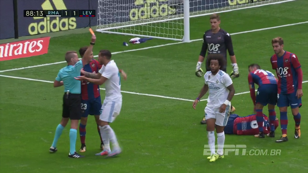 Marcelo quase faz golaço, mas comete agressão na sequência e é expulso pelo Real Madrid Marcelo quase faz golaço, mas comete agressão na sequência e é expulso pelo Real Madrid