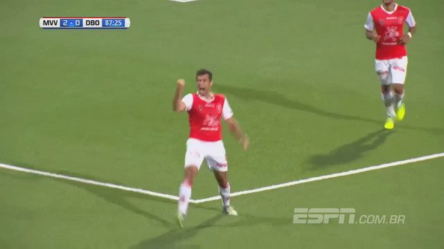 Depois de salvar gol em cima da linha, zagueiro tenta afastar e faz lambança na Holanda Depois de salvar gol em cima da linha, zagueiro tenta afastar e faz lambança na Holanda