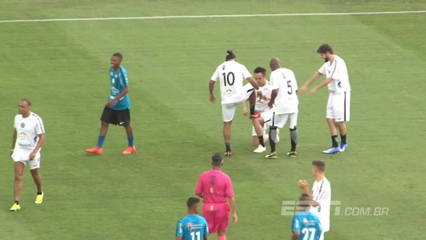 Ronaldinho marca golaço do meio campo em cima de Sidão e é reverenciado por ídolos do futebol em amistoso no Pacaembu