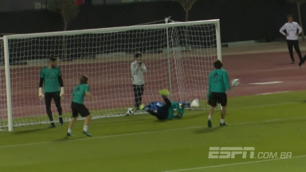 RIDÍCULO! Goleiro de 17 anos do Real Madrid simplesmente fechou o gol em treino sem zagueiros RIDÍCULO! Goleiro de 17 anos do Real Madrid simplesmente fechou o gol em treino sem zagueiros