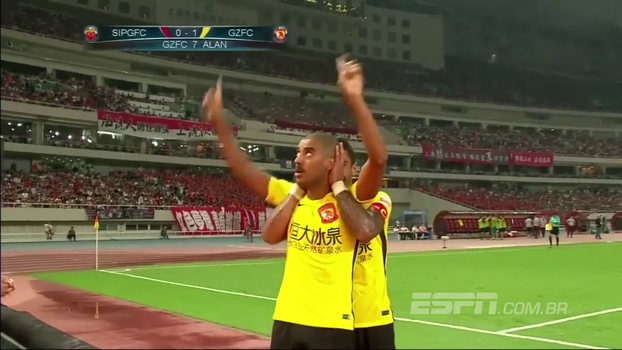 Brasileiros brilham em duelo de líderes, time de Felipão empata e segue no topo do Chinês Assista aos gols do empate entre Shanghai SIPG e Guangzhou Evergrande por 2 a 2