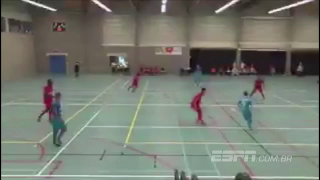 Carretilha girando? Você vai ficar boquiaberto com esse golaço incrível em jogo de futsal Carretilha girando? Você vai ficar boquiaberto com esse golaço incrível em jogo de futsal