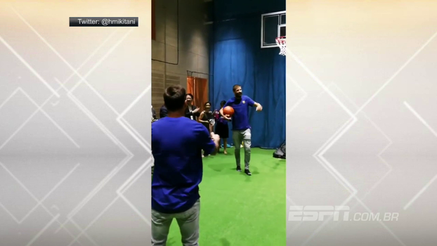 Com 3 cestas seguidas, Messi mostra que também sabe jogar basquete; veja Com 3 cestas seguidas, Messi mostra que também sabe jogar basquete; veja