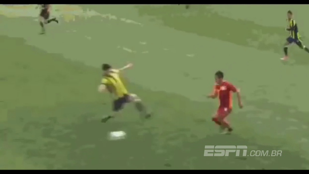 Jogador do Fenerbahçe dá carrinho criminoso em atleta do Galatasaray em partida sub-17 e leva apenas amarelo; veja Jogador do Fenerbahçe dá carrinho criminoso em atleta do Galatasaray em partida sub-17 e leva apenas amarelo; veja