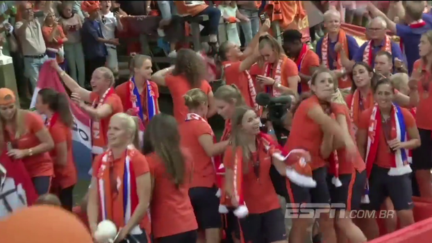 Com direito a samba, holandesas comemoram título do futebol feminino nos canais de Utrecht Com direito a samba, holandesas comemoram título do futebol feminino nos canais de Utrecht