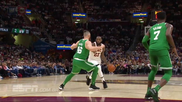 Que visão! LeBron James encontra Jae Crowder livre através do garrafão Que visão! LeBron James encontra Jae Crowder livre através do garrafão