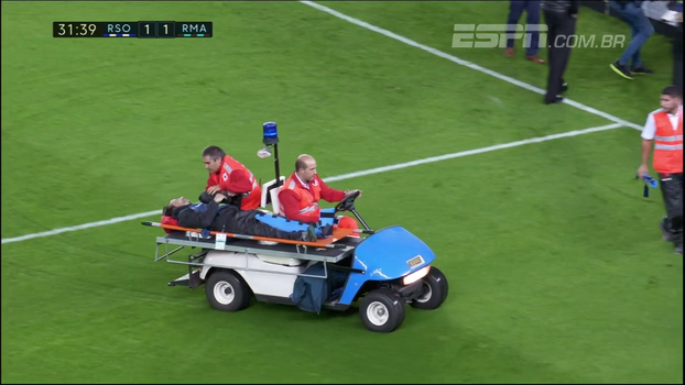 Profissional de imprensa passa mal no jogo do Real Madrid e sai de maca do gramado Profissional de imprensa passa mal no jogo do Real Madrid e sai de maca do gramado